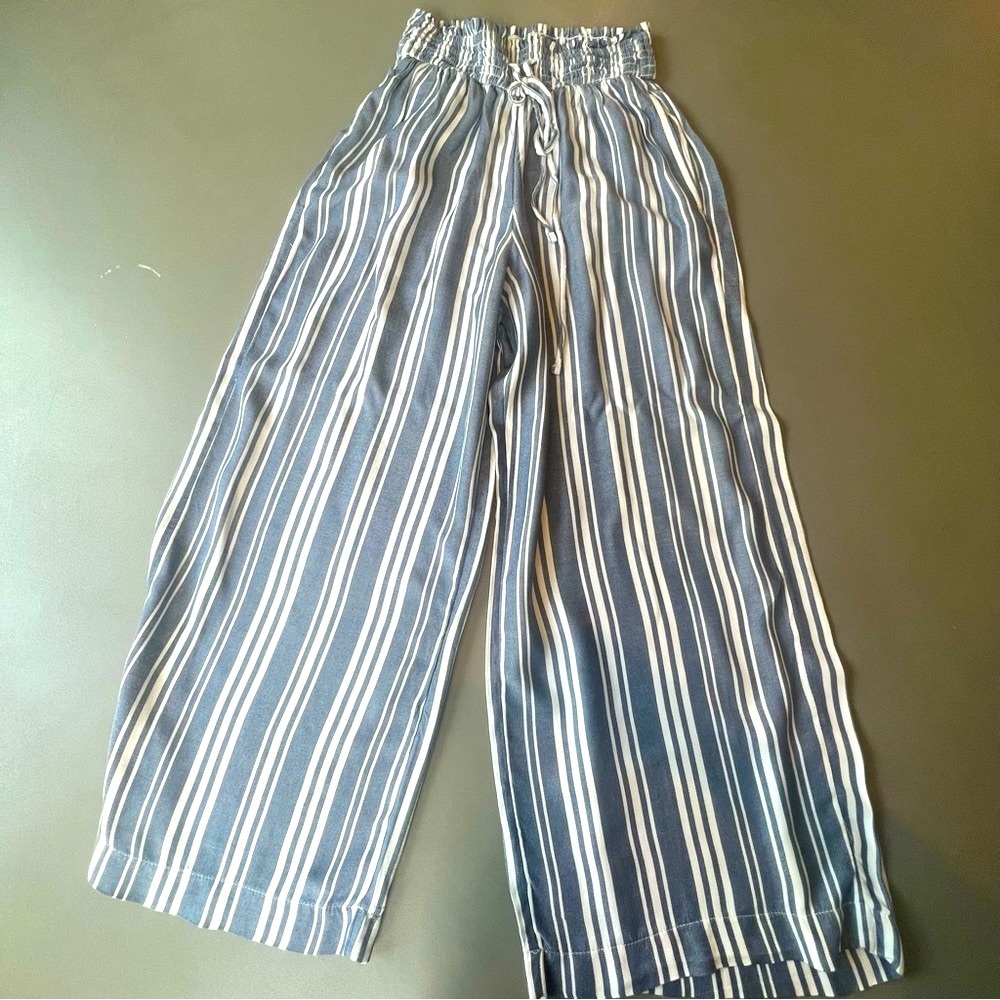 HOLLISTER!! White + Blue Striped High Waisted Cropped Pants. Size Small